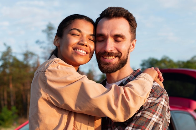 Foto gratuita pareja disfrutando de su tiempo juntos en un viaje