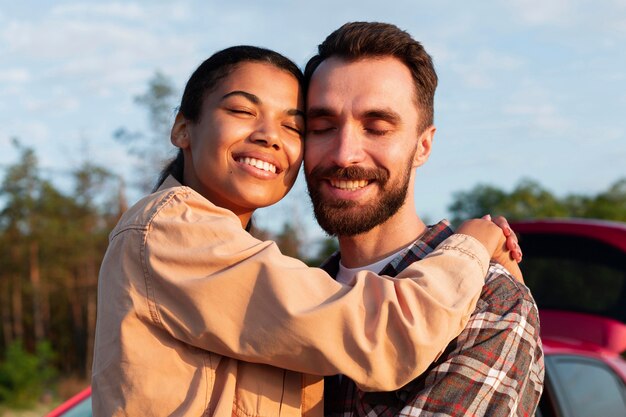 Pareja disfrutando de su tiempo juntos en un viaje