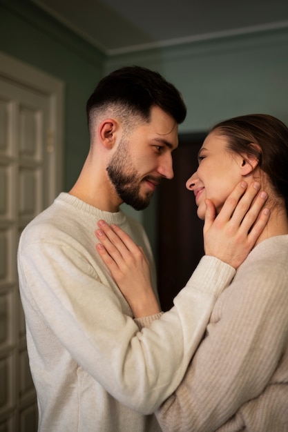 Foto gratuita pareja disfrutando de sus momentos de intimidad