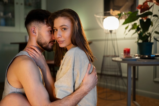 Foto gratuita pareja disfrutando de sus momentos de intimidad