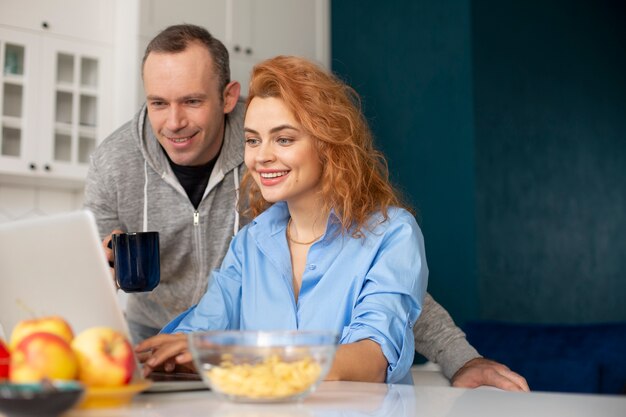 Pareja disfrutando de tiempo de calidad en casa