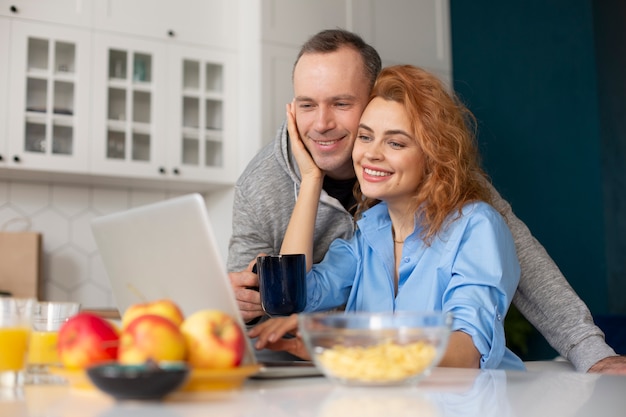 Pareja disfrutando de tiempo de calidad en casa