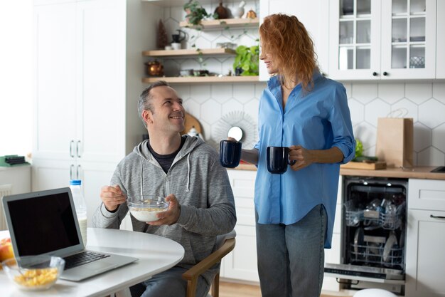 Pareja disfrutando de tiempo de calidad en casa