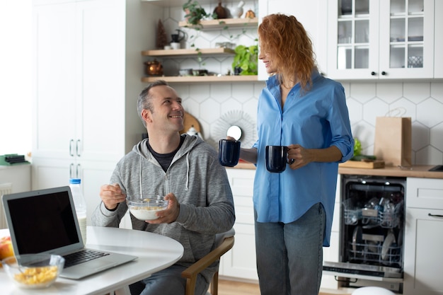 Pareja disfrutando de tiempo de calidad en casa