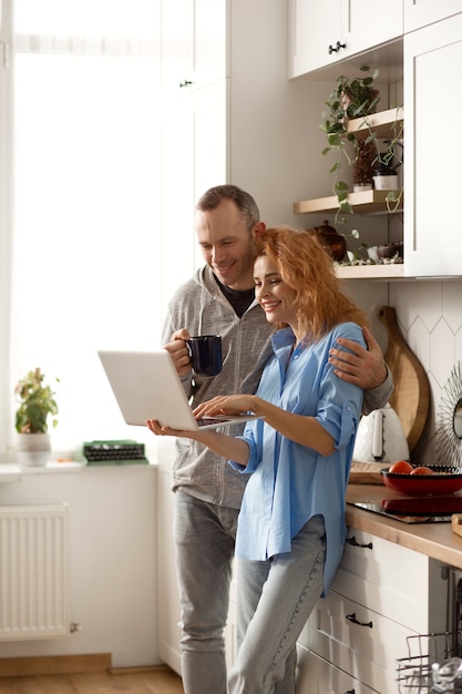 Pareja disfrutando de tiempo de calidad en casa