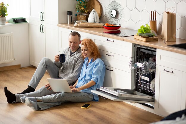 Pareja disfrutando de tiempo de calidad en casa