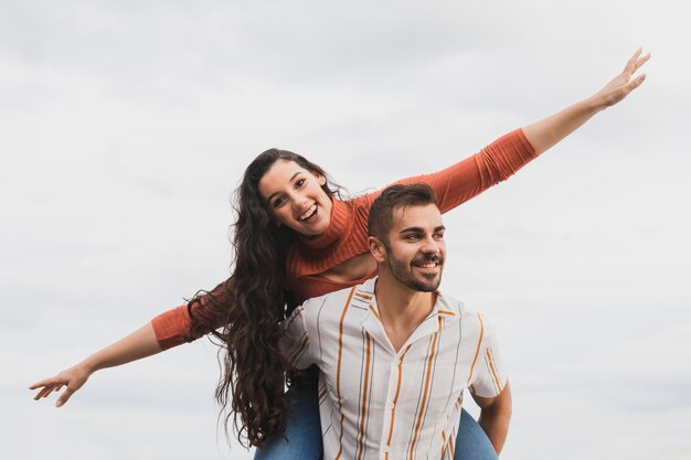 Pareja disfrutando el tiempo juntos