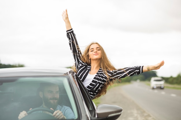 Pareja disfrutando el viaje por carretera