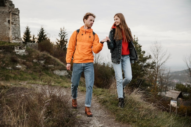 Pareja disfrutando de un viaje por carretera