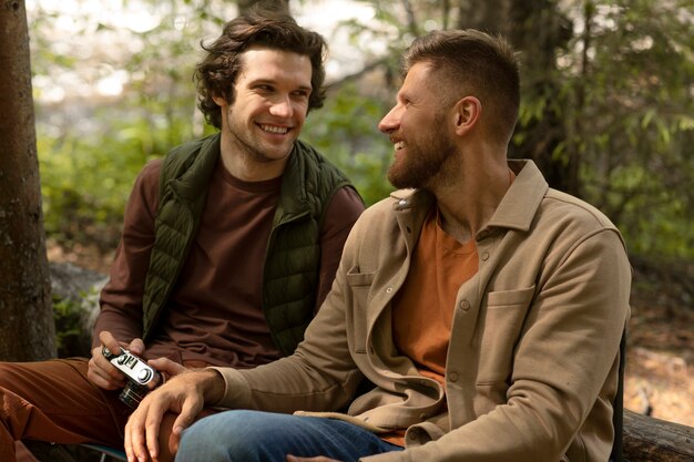 Pareja disfrutando de un viaje familiar