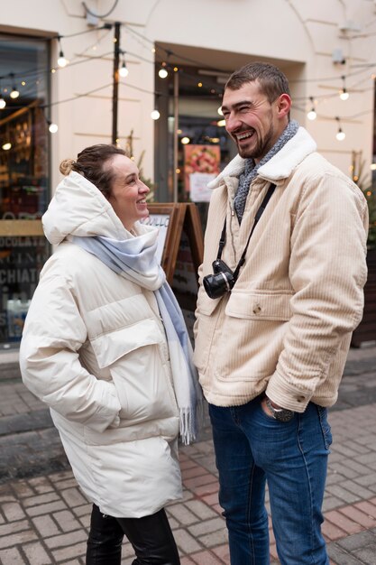 Pareja disfrutando de un viaje en sus vacaciones de invierno