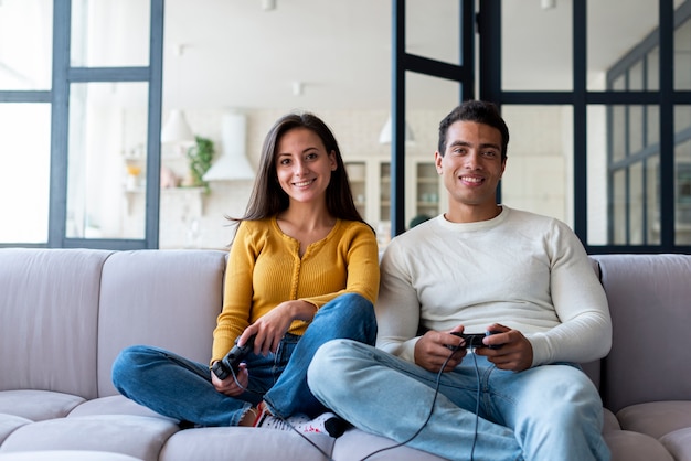 Foto gratuita pareja disfrutando de videojuegos juntos