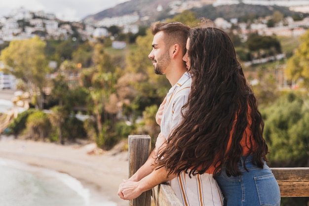 Foto gratuita pareja disfrutando de la vista