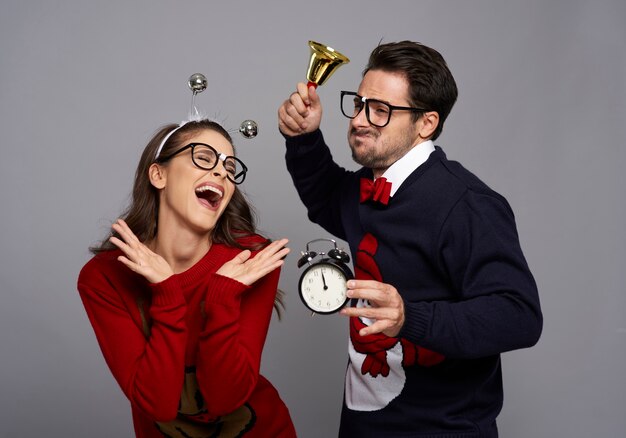 Foto gratuita pareja divertida anunciando la navidad