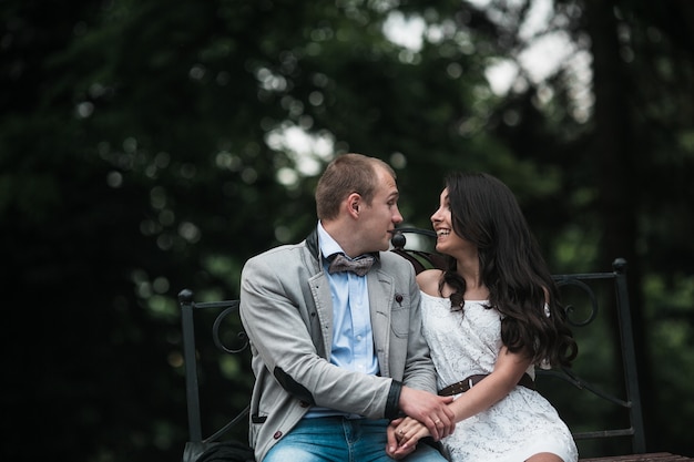 Pareja divertida mirándose en el parque