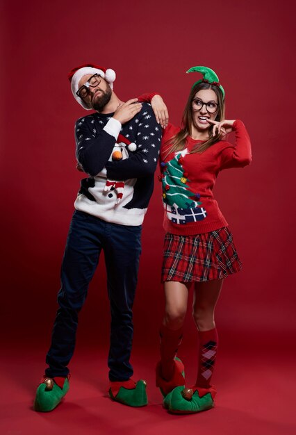 Pareja divertida en Navidad aislado