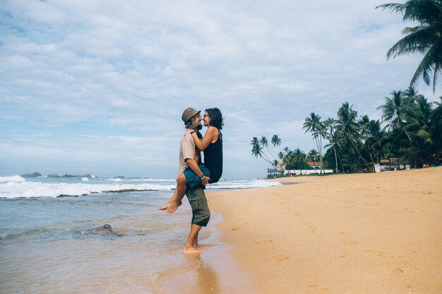 Pareja divertirse en la orilla del mar