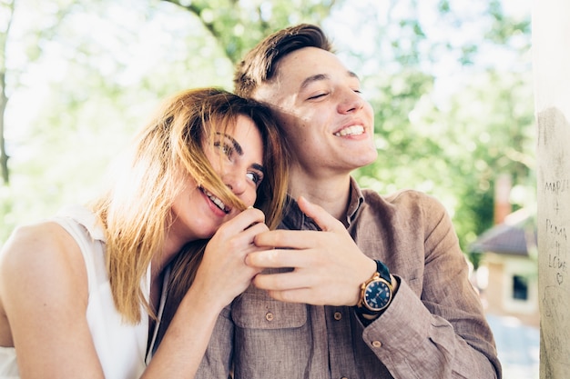 Pareja divertirse con el pelo en el parque