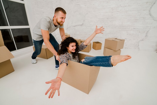 Pareja divirtiéndose en un apartamento nuevo