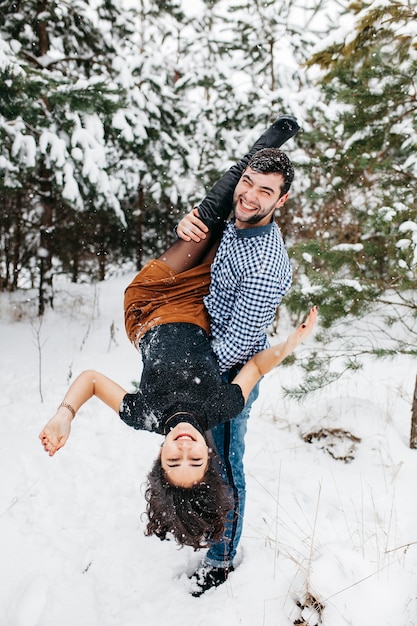 Foto gratuita pareja divirtiéndose en el bosque de invierno