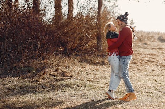 Pareja divirtiéndose en un bosque de primavera