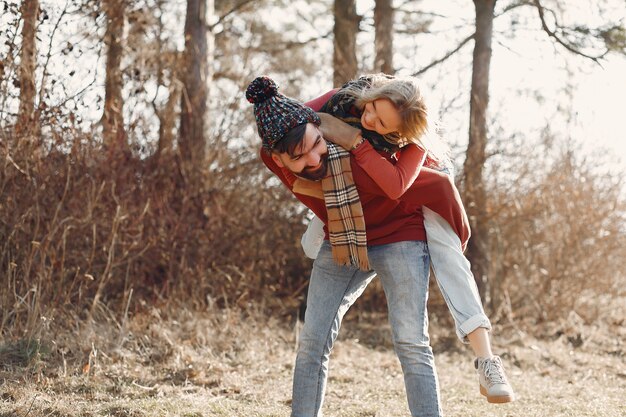 Pareja divirtiéndose en un bosque de primavera