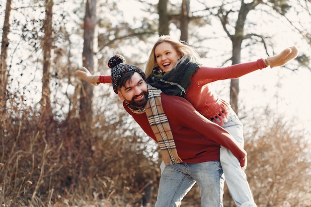 Pareja divirtiéndose en un bosque de primavera