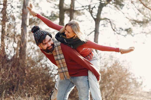 Pareja divirtiéndose en un bosque de primavera