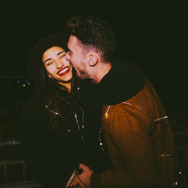 Pareja divirtiéndose en la calle oscura