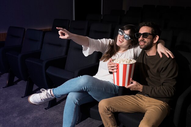 Pareja divirtiéndose en cine