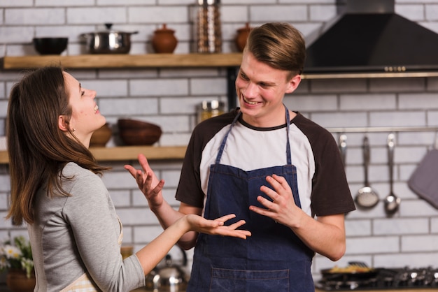 Foto gratuita pareja divirtiéndose en la cocina