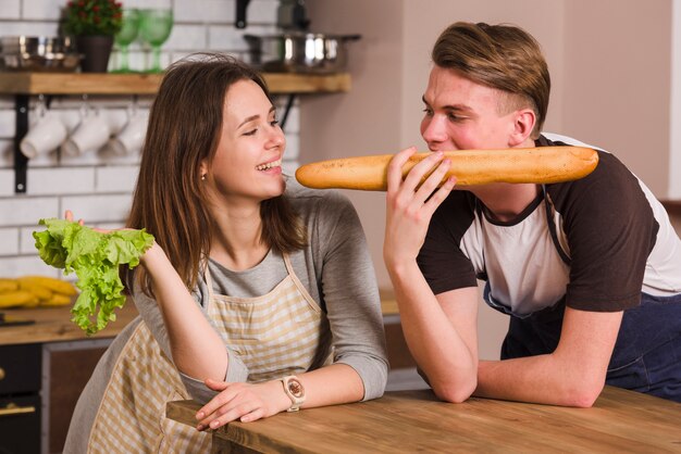 Pareja divirtiéndose en la cocina