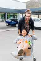 Foto gratuita pareja divirtiéndose en el estacionamiento