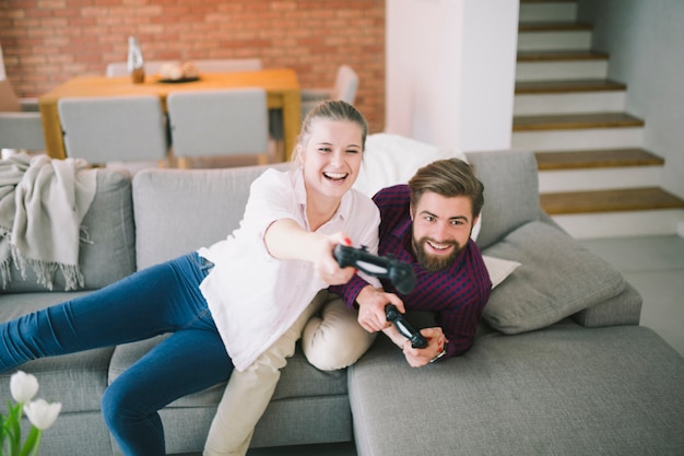 Foto gratuita pareja divirtiéndose y jugando consola