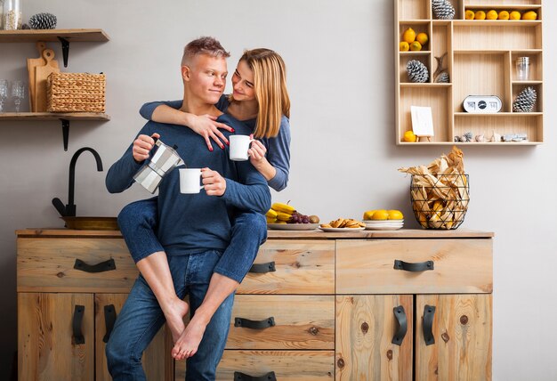 Pareja divirtiéndose juntos en la cocina