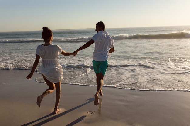 Pareja divirtiéndose juntos en la playa