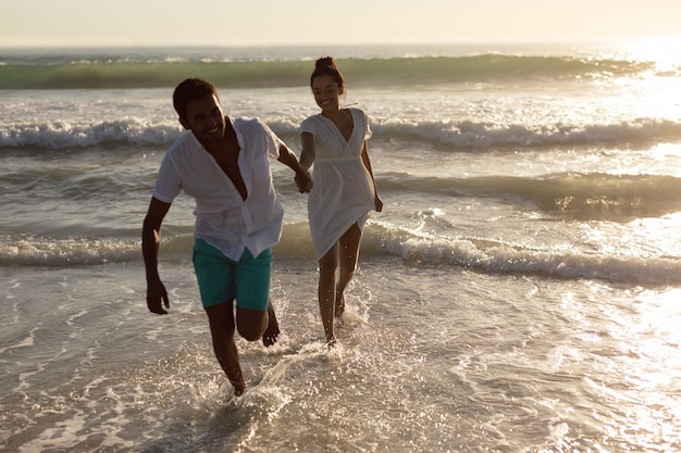 Pareja divirtiéndose juntos en la playa