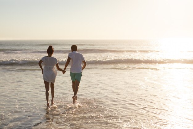 Pareja divirtiéndose juntos en la playa