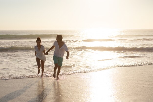 Pareja divirtiéndose juntos en la playa