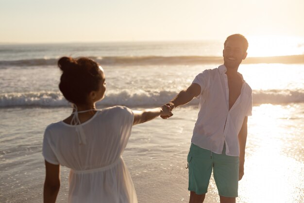 Pareja divirtiéndose juntos en la playa