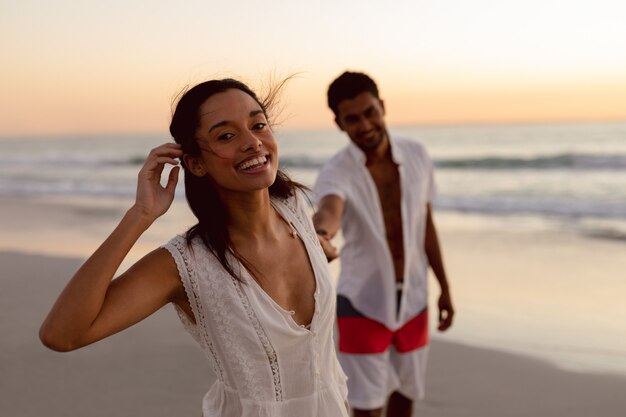 Pareja divirtiéndose juntos en la playa