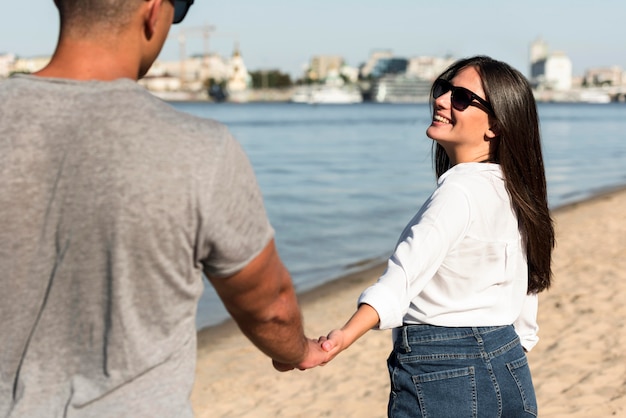 Pareja divirtiéndose juntos en la playa