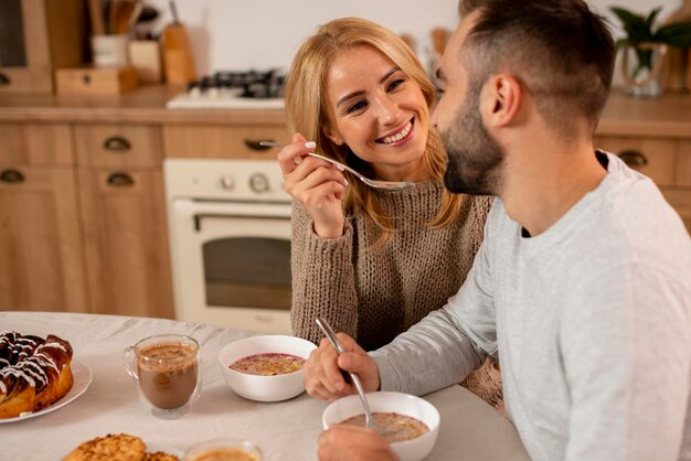 Pareja divirtiéndose en la mesa