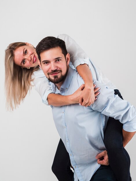 Pareja divirtiéndose mientras posa para San Valentín