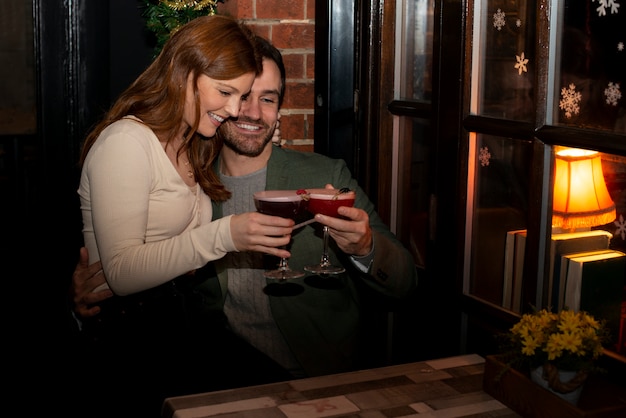 Foto gratuita pareja divirtiéndose por la noche