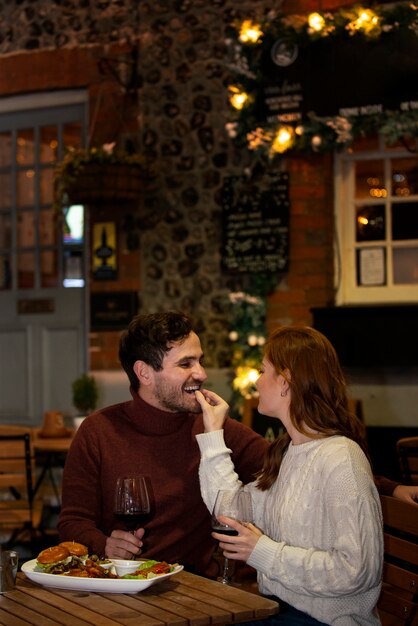 Pareja divirtiéndose por la noche