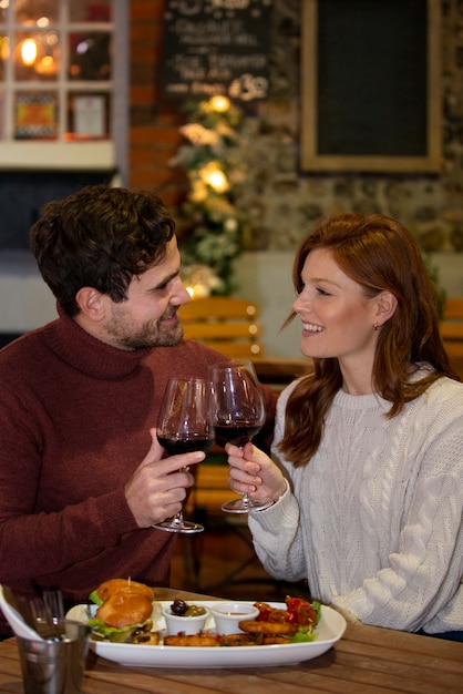 Pareja divirtiéndose por la noche