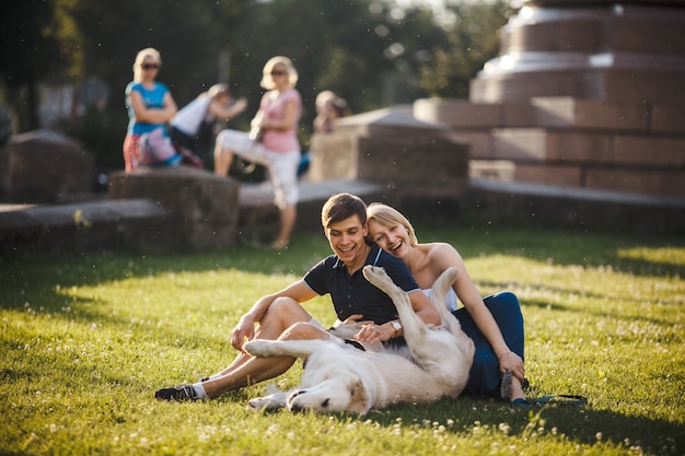 Foto gratuita pareja divirtiéndose en el parque con su perro