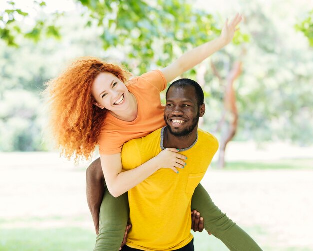 Pareja divirtiéndose en el parque