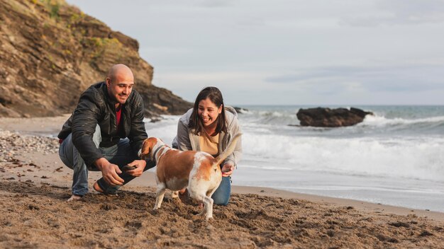 Pareja divirtiéndose con perro